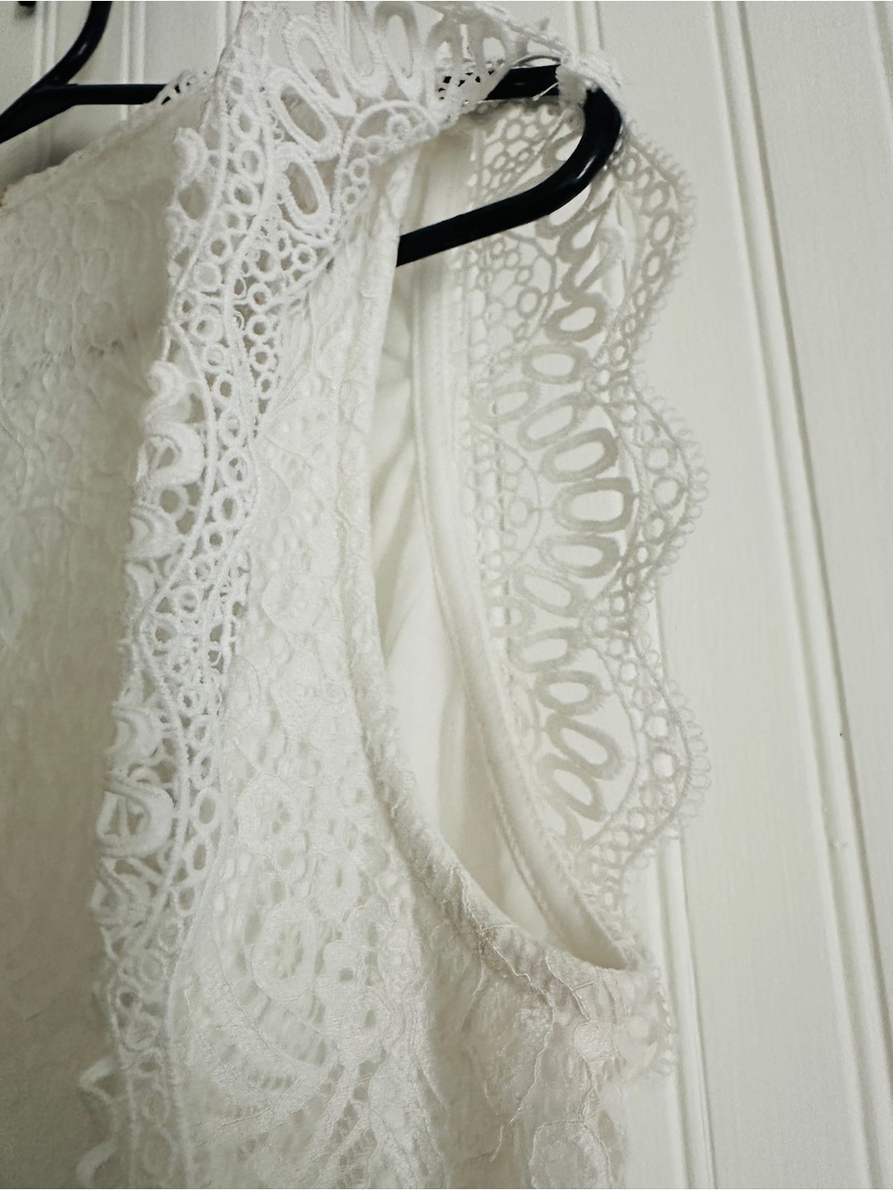 Cable & Gauge White lace blouse with floral embroidery and scalloped edges - Picture 10 of 11